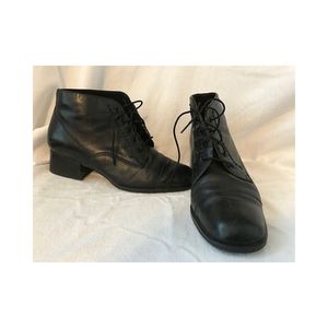 Easy Spirit black leather lace up ankle boot